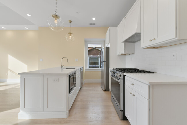 160 Webster St, Unit 2 in Boston, MA - Building Photo - Building Photo