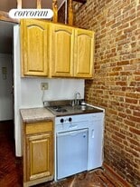 103 W 70th St in New York, NY - Building Photo
