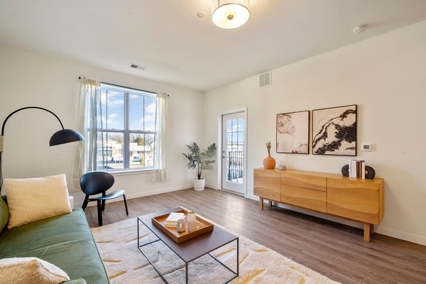 Summerhill Gardens Apartments in East Brunswick, NJ - Foto de edificio - Building Photo