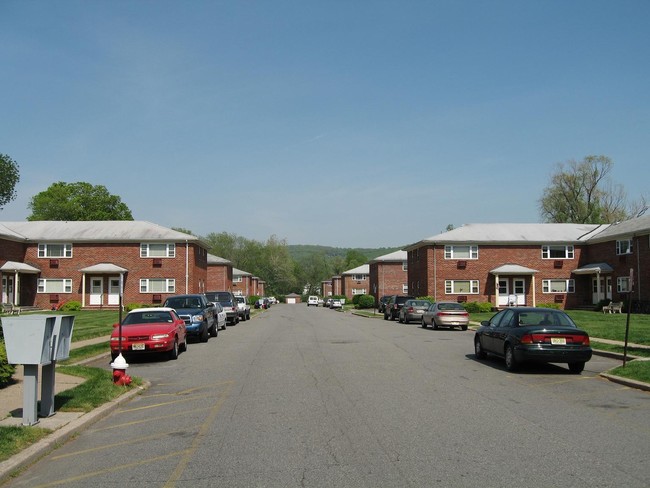 River's Edge Gardens in Hackettstown, NJ - Foto de edificio - Building Photo