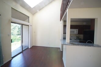 8587 Sands Point Dr in Houston, TX - Foto de edificio - Building Photo