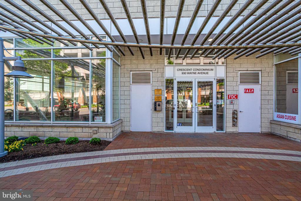 930 Wayne Ave in Silver Spring, MD - Building Photo
