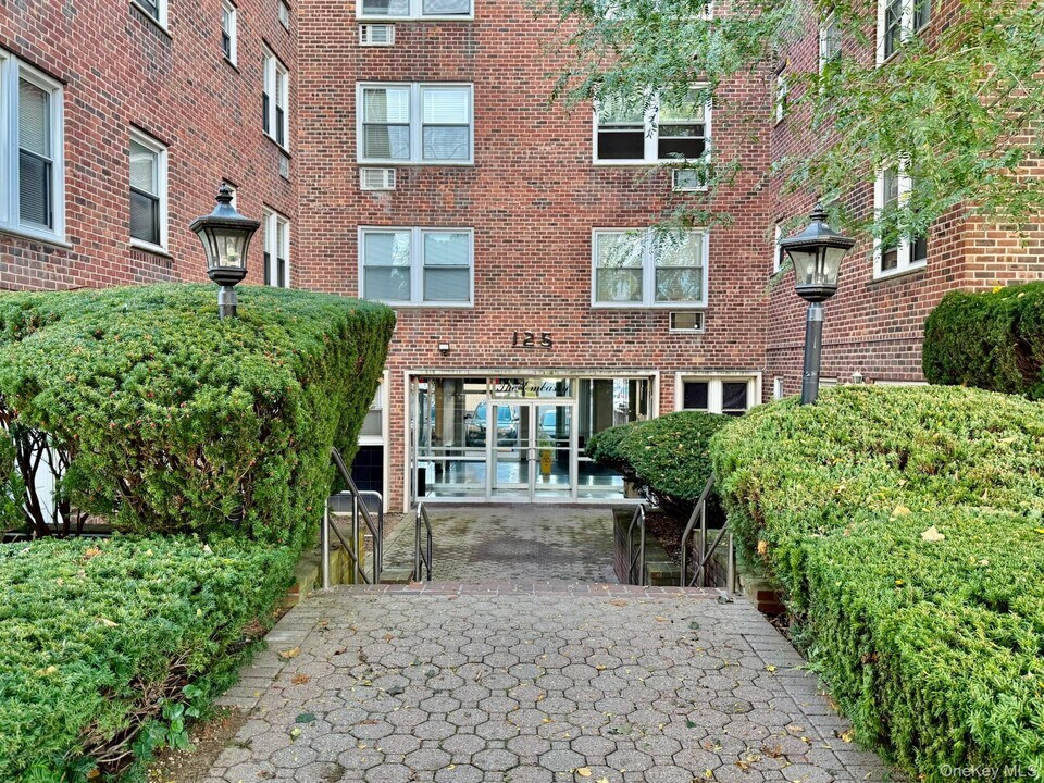 125 Lincoln Ave in Mineola, NY - Building Photo