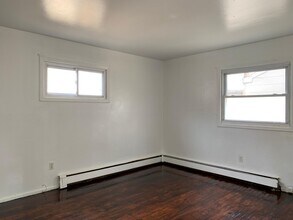 606 Maple St, Unit 1 in Lakehurst, NJ - Foto de edificio - Building Photo