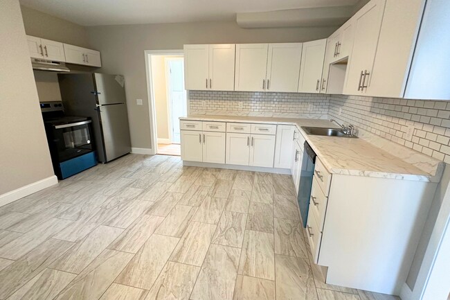 718 Beech St-Unit -Unit 1 in Manchester, NH - Building Photo - Building Photo