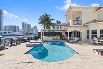 1555 Windjammer Way in Hollywood, FL - Building Photo - Building Photo
