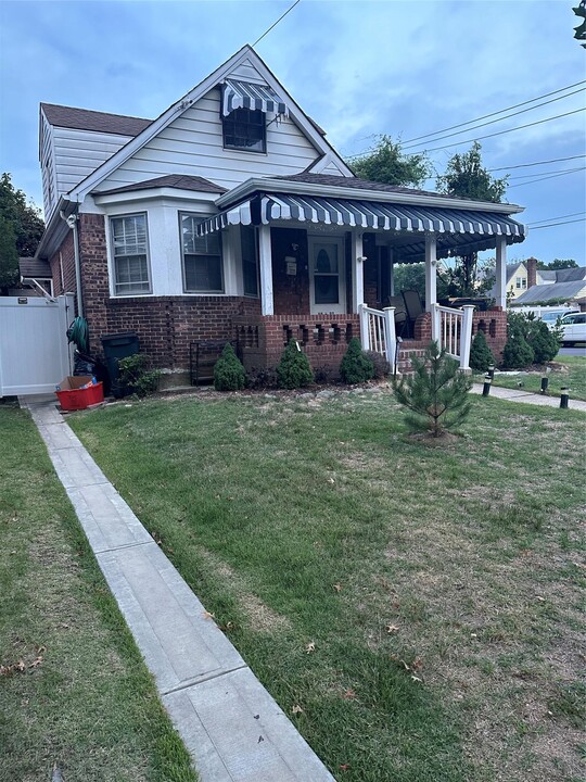 11527 237th St in Elmont, NY - Building Photo