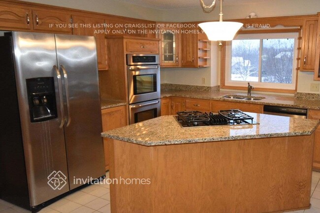 1079 Bluff Pointe Dr in Chaska, MN - Building Photo - Building Photo