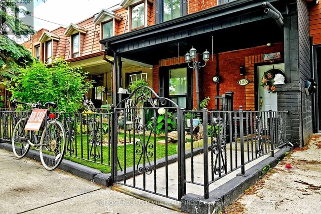 property at 125-125 Lansdowne Ave