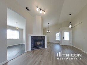 8124 Palmerson Dr in Antelope, CA - Building Photo - Building Photo