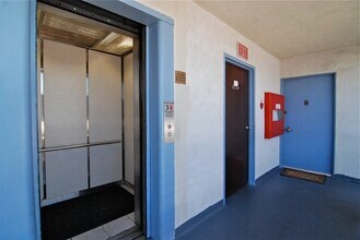 7005-7009 Coldwater Canyon Apartments in North Hollywood, CA - Foto de edificio - Building Photo