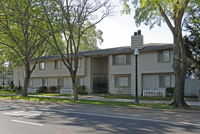 Waverly Court in Sacramento, CA - Building Photo - Building Photo