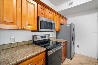 17104 Carrington Park Dr in Tampa, FL - Building Photo - Building Photo