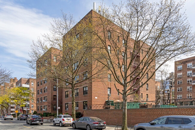 Valentine Gardens Cooperative in Yonkers, NY - Building Photo - Building Photo