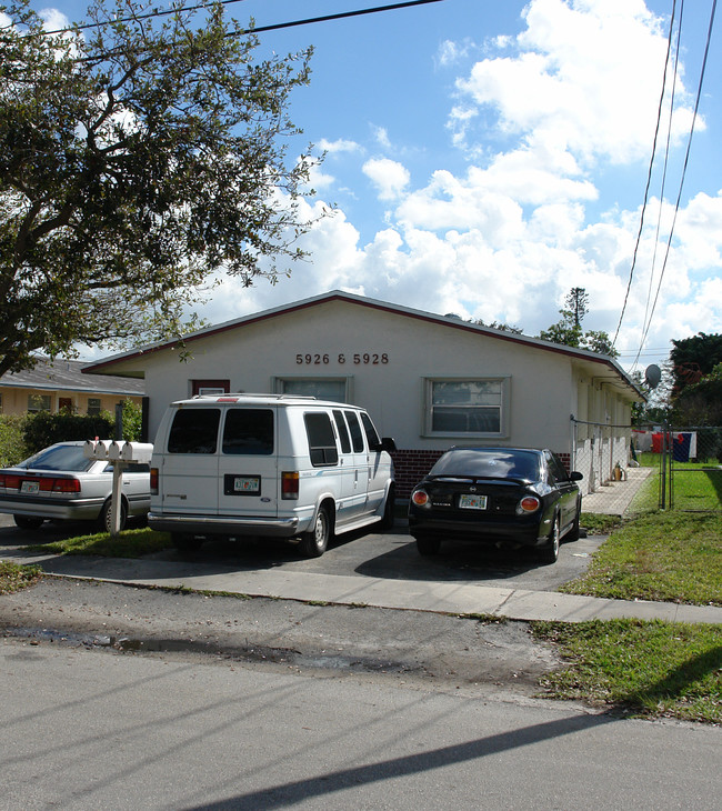 5926-5932 Pierce St in Hollywood, FL - Building Photo - Building Photo