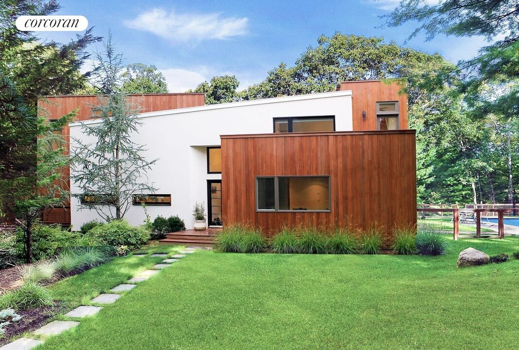 28 Alewive Brook Rd in East Hampton, NY - Building Photo