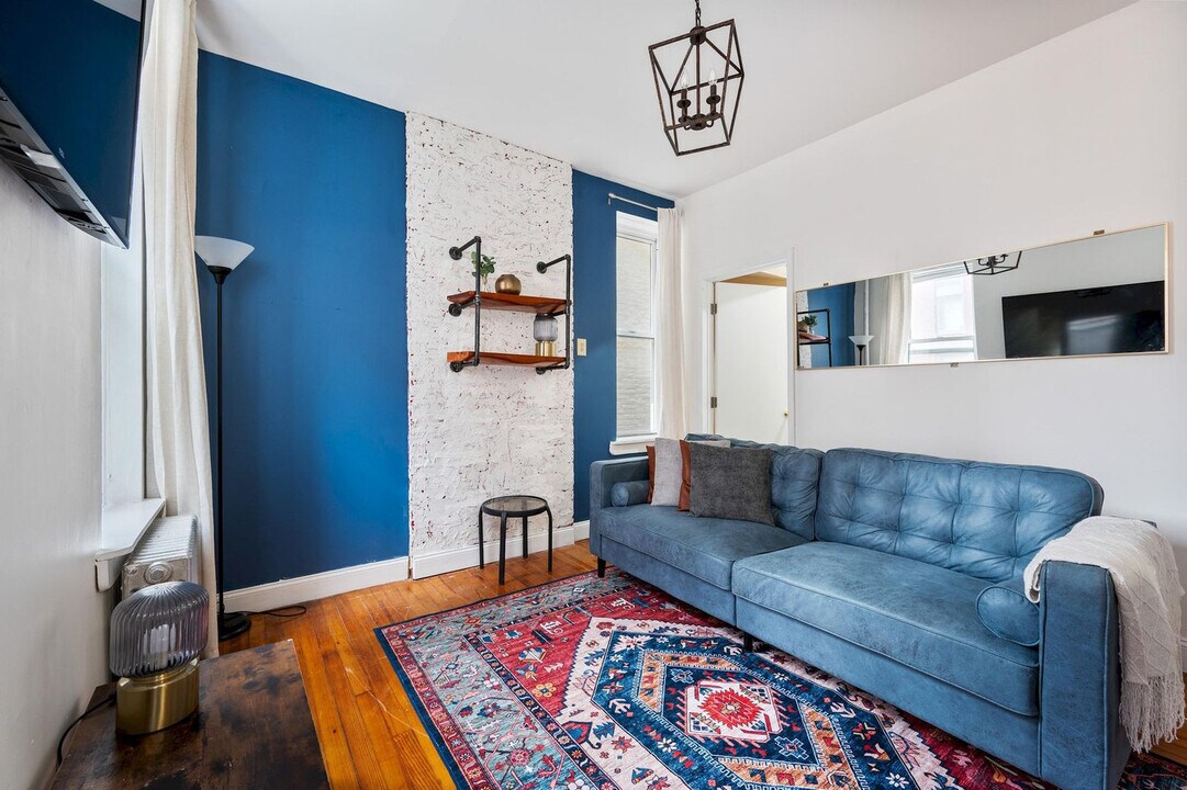 7 E 91st St in New York, NY - Building Photo