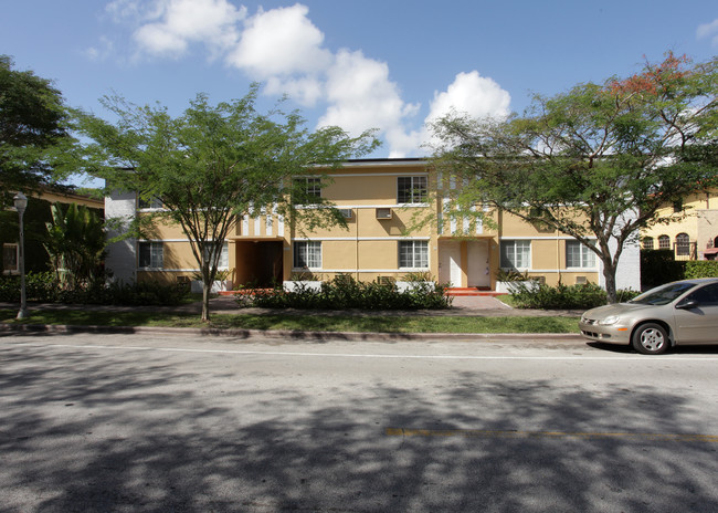 1300 Salzedo St in Coral Gables, FL - Foto de edificio - Building Photo