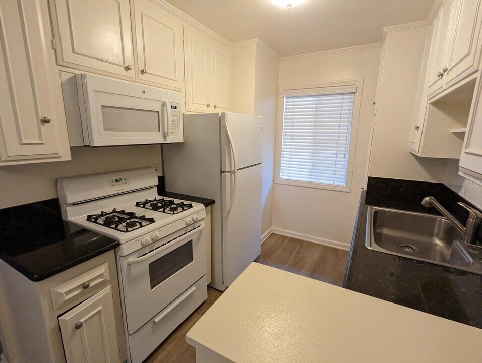 1631 Barry Ave in Los Angeles, CA - Building Photo