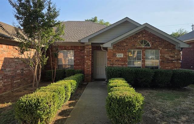 6116 Silkcrest Trail in Arlington, TX - Foto de edificio