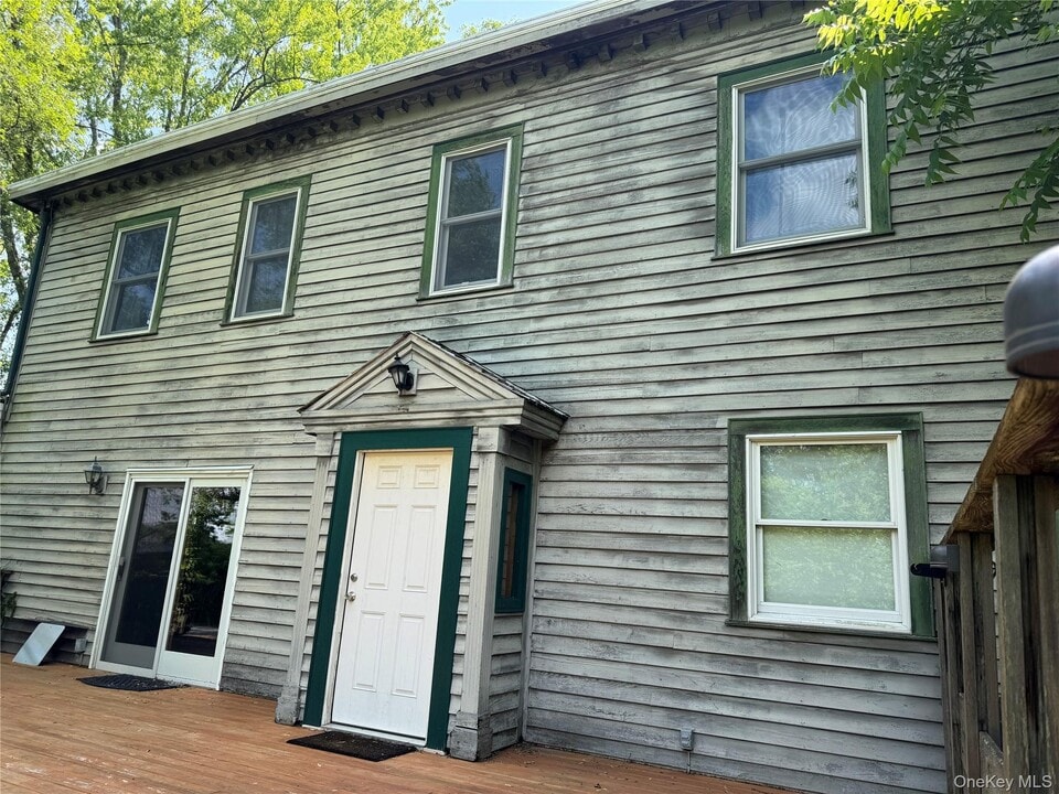 1538 Albany Post Rd in Gardiner, NY - Foto de edificio