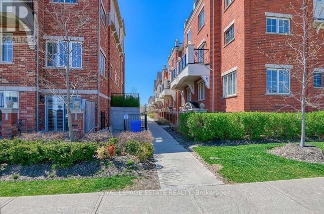 2460 Post Rd in Oakville, ON - Building Photo - Building Photo