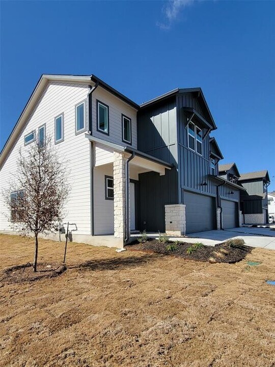 8615 Wellspring Loop in Round Rock, TX - Foto de edificio