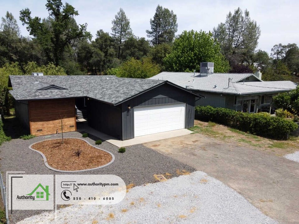 1833 Oregon Ave in Shasta Lake, CA - Building Photo