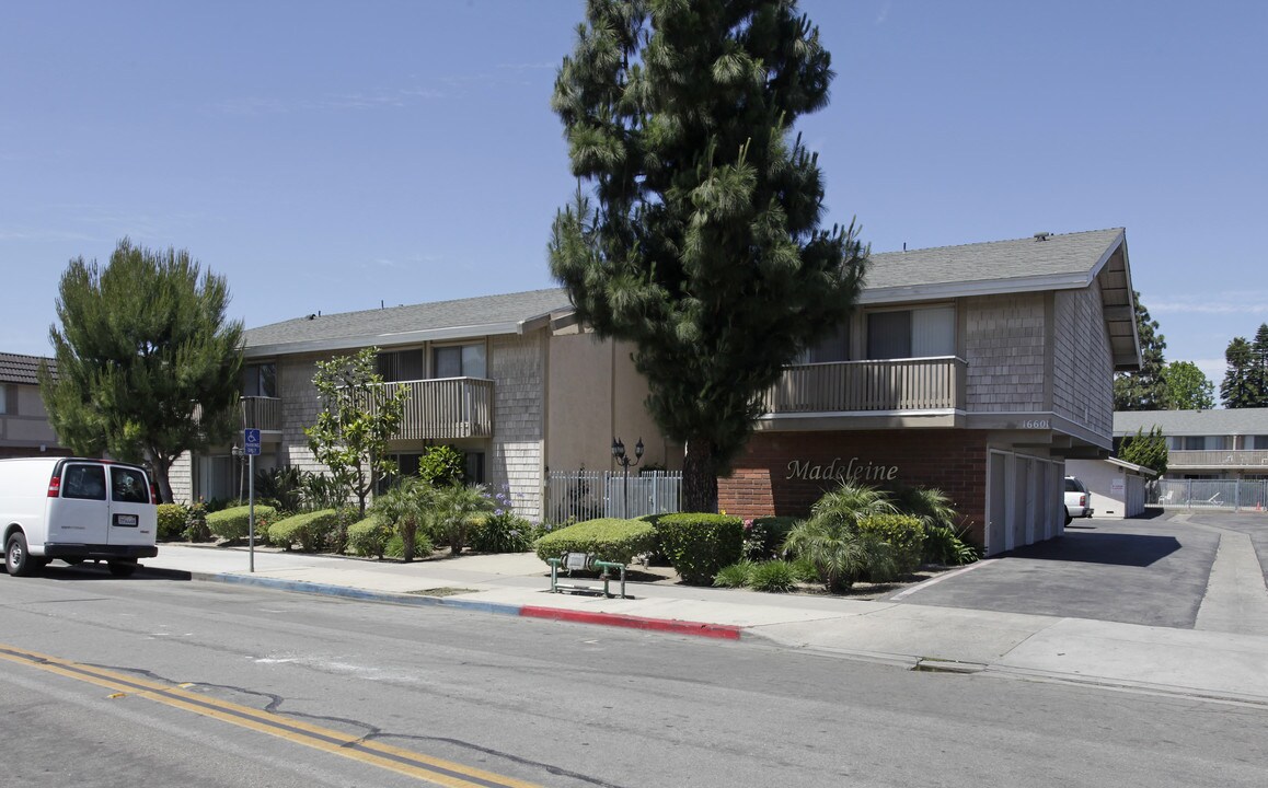 Madeline Apartments in Tustin, CA - Foto de edificio