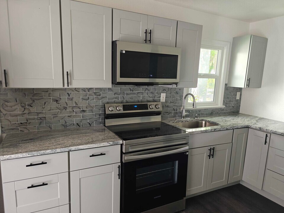 3454 14th Ave S in St. Petersburg, FL - Building Photo