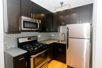 2402 N Kedzie Blvd, Unit 502 in Chicago, IL - Building Photo - Building Photo