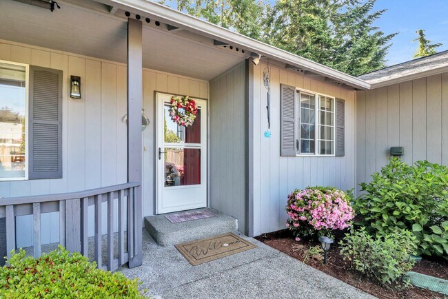 10322 3rd St SE in Yelm, WA - Foto de edificio - Building Photo