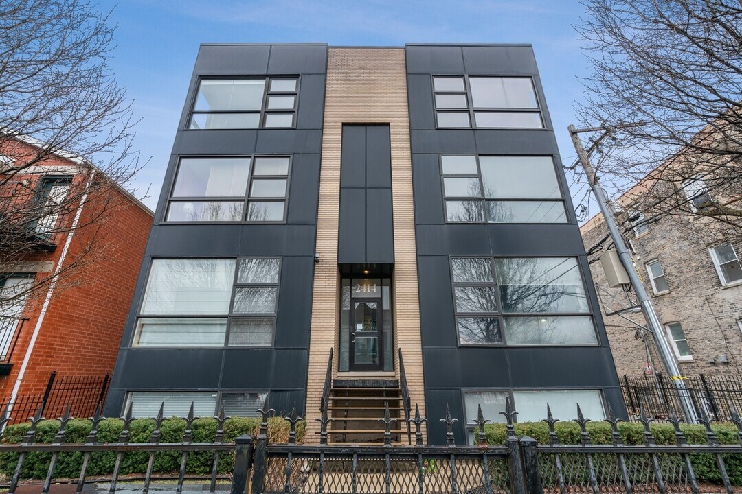 2414 W Grenshaw St in Chicago, IL - Building Photo
