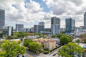 Bevery Terrace Manors Condominiums in Miami, FL - Foto de edificio - Building Photo
