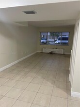 2432 W 54th Pl in Hialeah, FL - Foto de edificio - Building Photo