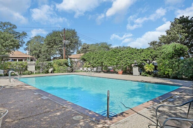 7510 Hornwood Dr, Unit 800 in Houston, TX - Foto de edificio - Building Photo