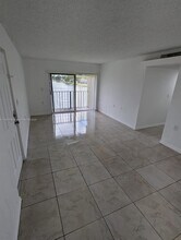 1162 Lake Terry Dr, Unit 1 in West Palm Beach, FL - Foto de edificio - Building Photo