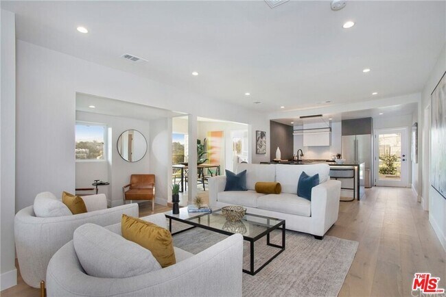 2111 Clifford St in Los Angeles, CA - Building Photo - Building Photo