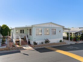 155 N Las Flores Dr in San Marcos, CA - Building Photo
