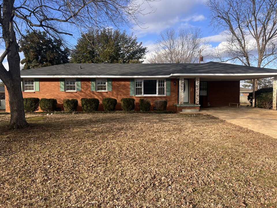 403 W Courtland Ave in Muscle Shoals, AL - Building Photo