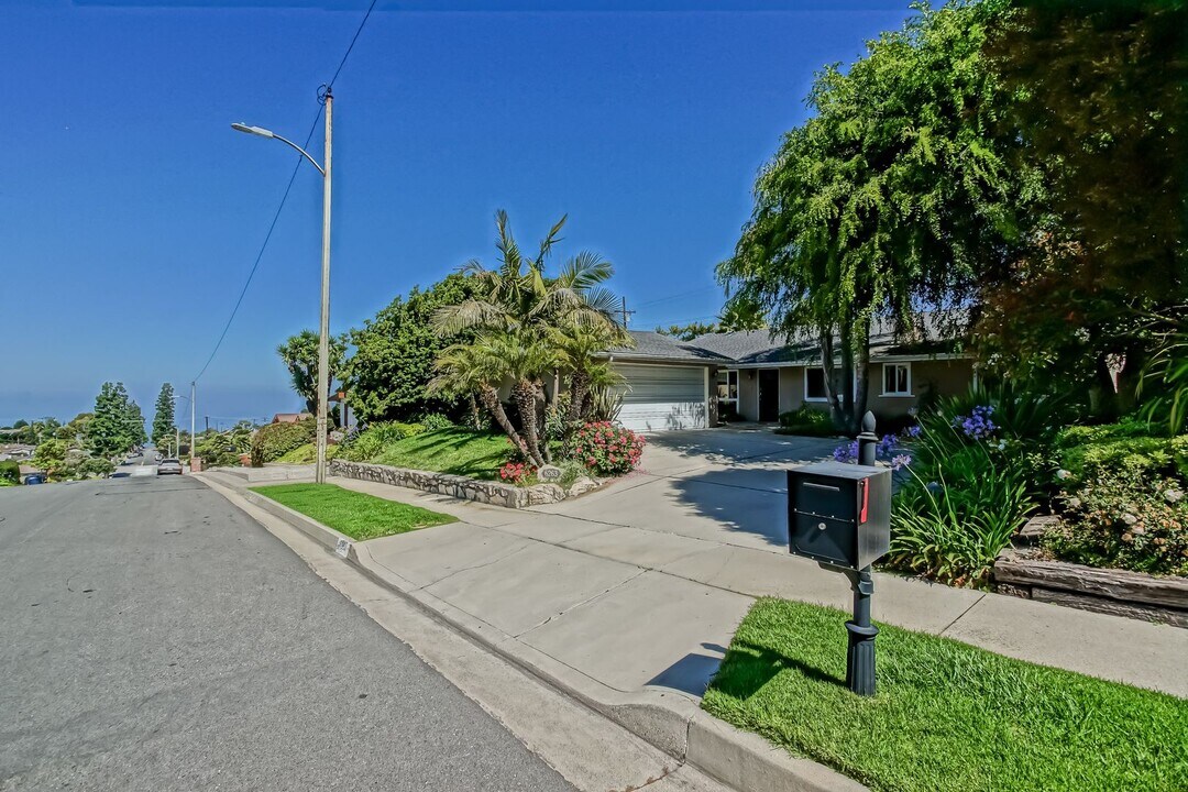 6263 Monero Dr in Rancho Palos Verdes, CA - Building Photo