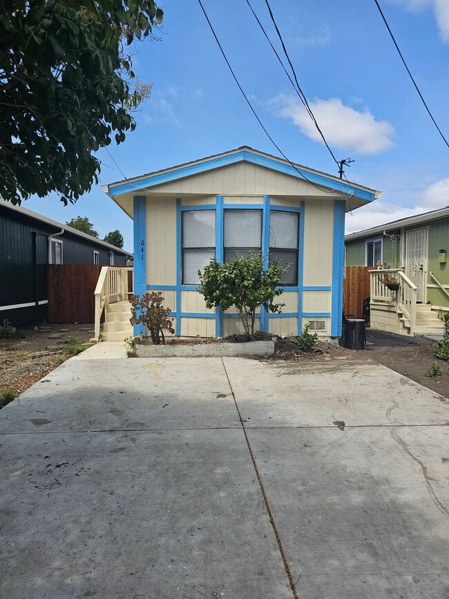 639-643 S Elmhurst Ave in Oakland, CA - Building Photo - Building Photo