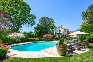 18 Club Dr in Southampton, NY - Building Photo