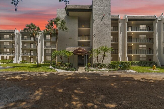 9410 Poinciana Pl, Unit 206 in Davie, FL - Foto de edificio - Building Photo