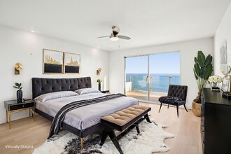 18203 Coastline Dr in Malibu, CA - Foto de edificio - Building Photo