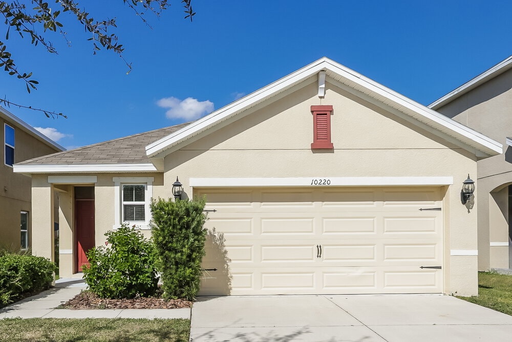 10220 Mangrove Well Rd in Sun City Center, FL - Building Photo