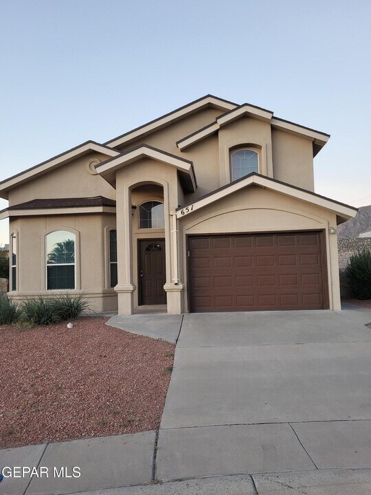 657 Pete Payan Dr in El Paso, TX - Foto de edificio