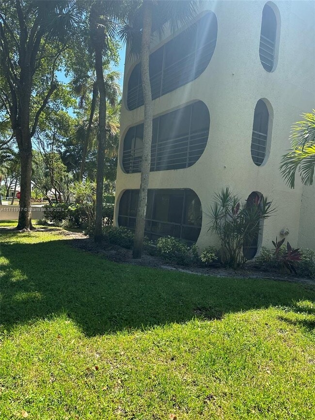 6328 Longboat Ln W in Boca Raton, FL - Foto de edificio - Building Photo