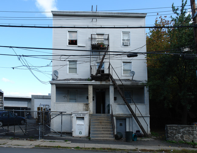 51 Purdy Ave in Port Chester, NY - Foto de edificio - Building Photo