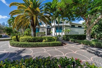 700 Hide Away Bay Ln in Longboat Key, FL - Foto de edificio - Building Photo